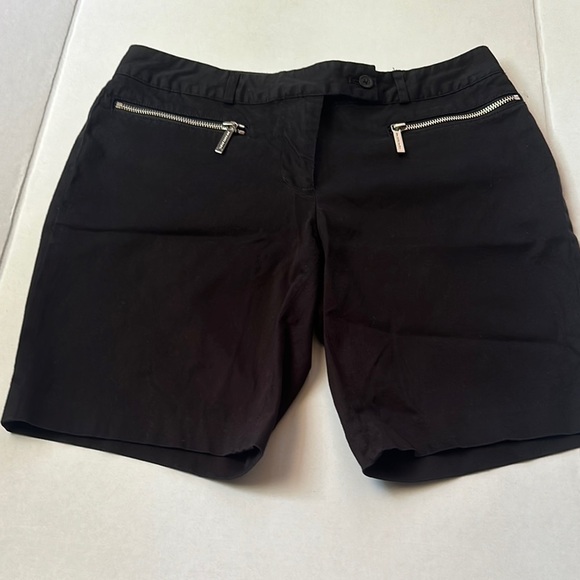 Michael Kors Black City Shorts with Zipper Pockets - Size 6 - Picture 12 of 16